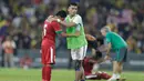 Pemain Malaysia berusaha menenangkan kapten Indonesia, Evan Dimas usai takluk dari Malaysia pada laga semifinal Sea Games 2017 di Stadion Shah Alam, Selangor, Sabtu (26/8/2017). Malaysia menang 1-0 atas Indonesia. (Bola.com/Vitalis Yogi Trisna)