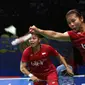 Ganda Putri Indonesia, Greysia Polii/Apriyani Rahayu mengembalikan kok ke arah Chang Ye Na/Lee So Hee (Korsel) di Babak Kedua Indonesia Open 2017, Jakarta, Kamis (15/6). Greysia/Apriyani kalah 18-21, 14-21. (Liputan6.com/Helmi Fithriansyah)