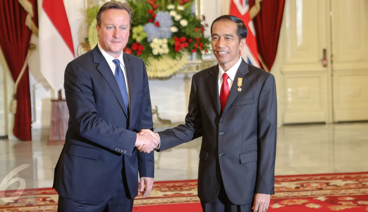 Presiden Jokowi (kanan) berjabat tangan dengan PM Inggris David Cameron di Istana Negara, Jakarta, Senin (27/7). Keduanya melakukan pertemuan bilateral untuk meningkatkan hubungan kerjasama kedua negara di berbagai bidang. (Liputan6.com/Faizal Fanani)