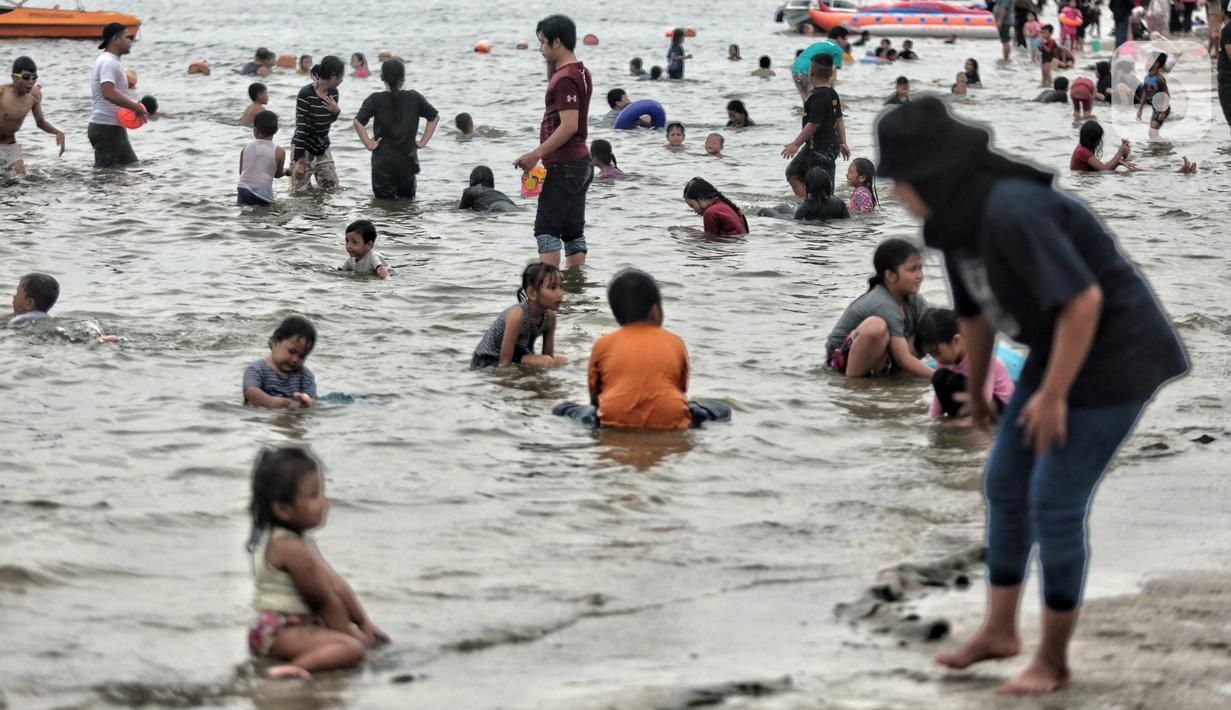 Wisatawan memadati Pantai Ancol saat mengisi libur Natal, Jakarta, Minggu (25/12/2022). Kepala Komunikasi PT Pembangunan Jaya Ancol Ariyadi Eko Nugroho mengungkapkan per hari ini jumlah wisatawan di Taman Impian Jaya Ancol tembus 40.000, angka tersebut meningkat dua kali lipat dibanding libur hari biasa maupun Natal tahun 2021. (merdeka.com/Iqbal S. Nugroho)