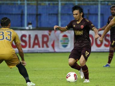 Tipikal permainan Rasyid Bakri (tengah) tidak hanya memiliki akurasi umpan serta daya jelajah tinggi, tetapi juga punya potensi mencetak gol buat timnya. (Bola.com/Ikhwan Yanuar)