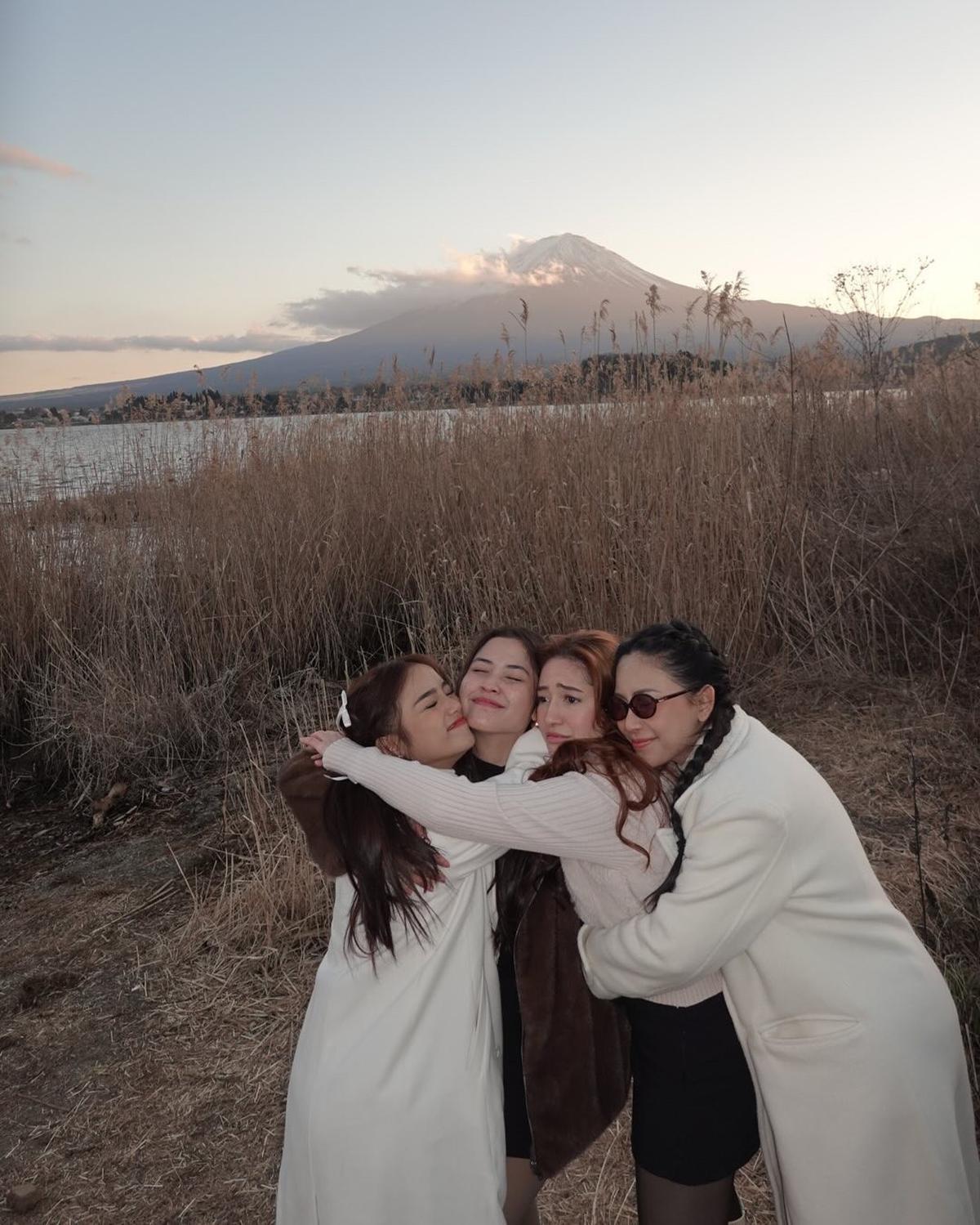 Potret Geng Rachel Vennya dan Fuji Liburan Bareng ke Jepang, Disebut Vibes Wanita Mahal