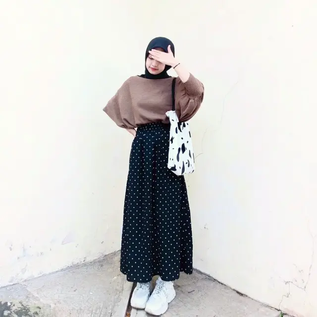 Kombinasi sweater dan rok