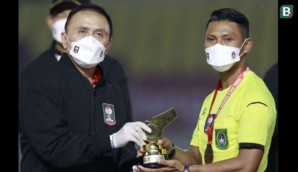 Secara keseluruhan, Agus Fauzan Arifin mengeluarkan empat kartu merah dan dua puluh dua kartu kuning dalam empat laga yang ia pimpin dalam ajang Piala Menpora 2021. (Foto: Bola.com/M Iqbal Ichsan)