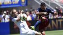 Aksi Luis Suarez (kanan) dan Daley Blind pada partai persahabatan International Champions Cup antara Barcelona and Manchester United di Stadion Levi's,  Santa Clara, California, USA, (25/7/2015).  (EPA/John G. Mabanglo)