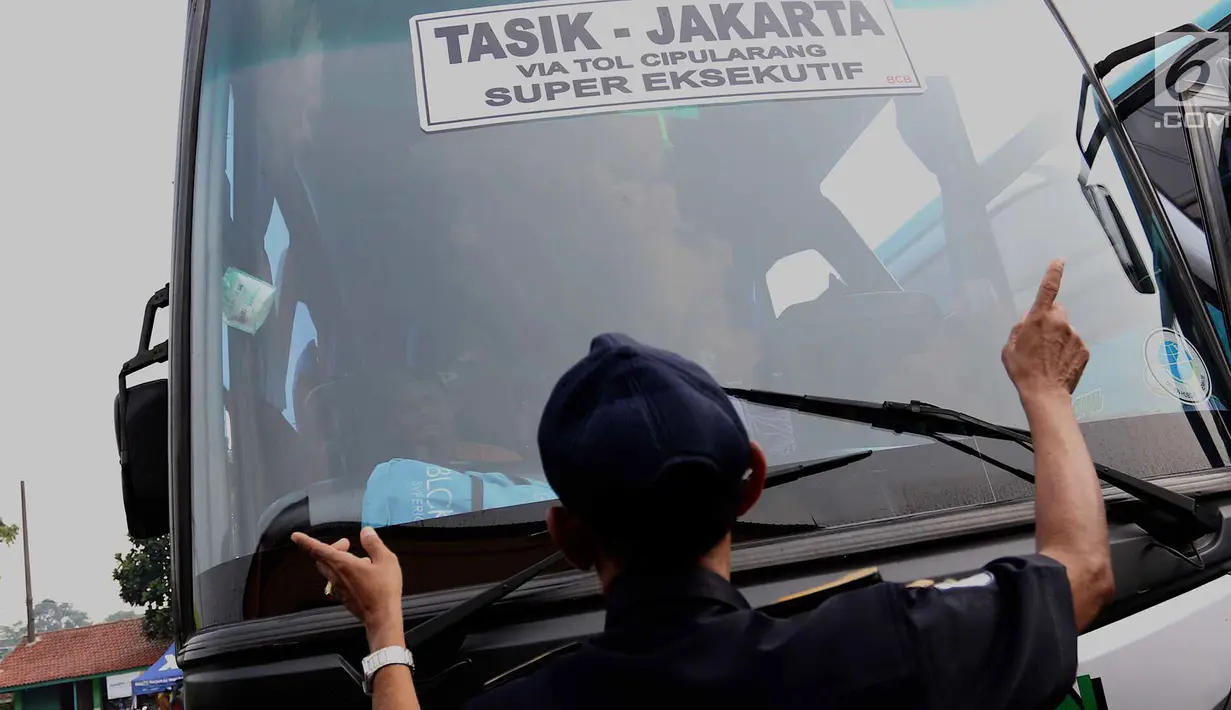 Petugas Dishub DKI Jakarta memberi arahan kepada sopir bus saat mengecek kesiapan angkutan mudik Lebaran di Terminal Kampung Rambutan, Jakarta, Jumat (8/6). Dari 37 bus yang dicek, 26 dinyatakan tidak lulus uji kelaikan. (Liputan6.com/Immanuel Antonius)