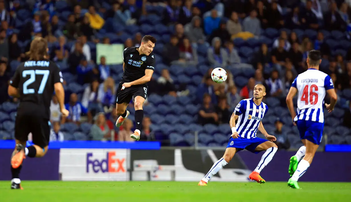 Pemain Club Brugge Ferran Jutgla (tengah) menyundul bola saat melawan FC Porto pada pertandingan sepak bola Grup B Liga Champions di Stadion Dragao, Porto, Portugal, 13 September 2022. Brugge berhasil mengalahkan Porto dengan skor 4-0. (AP Photo/Luis Vieira)