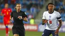 Wasit Kateryna Monzul beraksi di samping pemain Inggris Jesse Lingard pada pertandingan kualifikasi Grup I Piala Dunia 2022 di National Stadium, Andorra la Vella, 9 Oktober 2021. Inggris menang 5-0. (AP Photo/Joan Monfort)