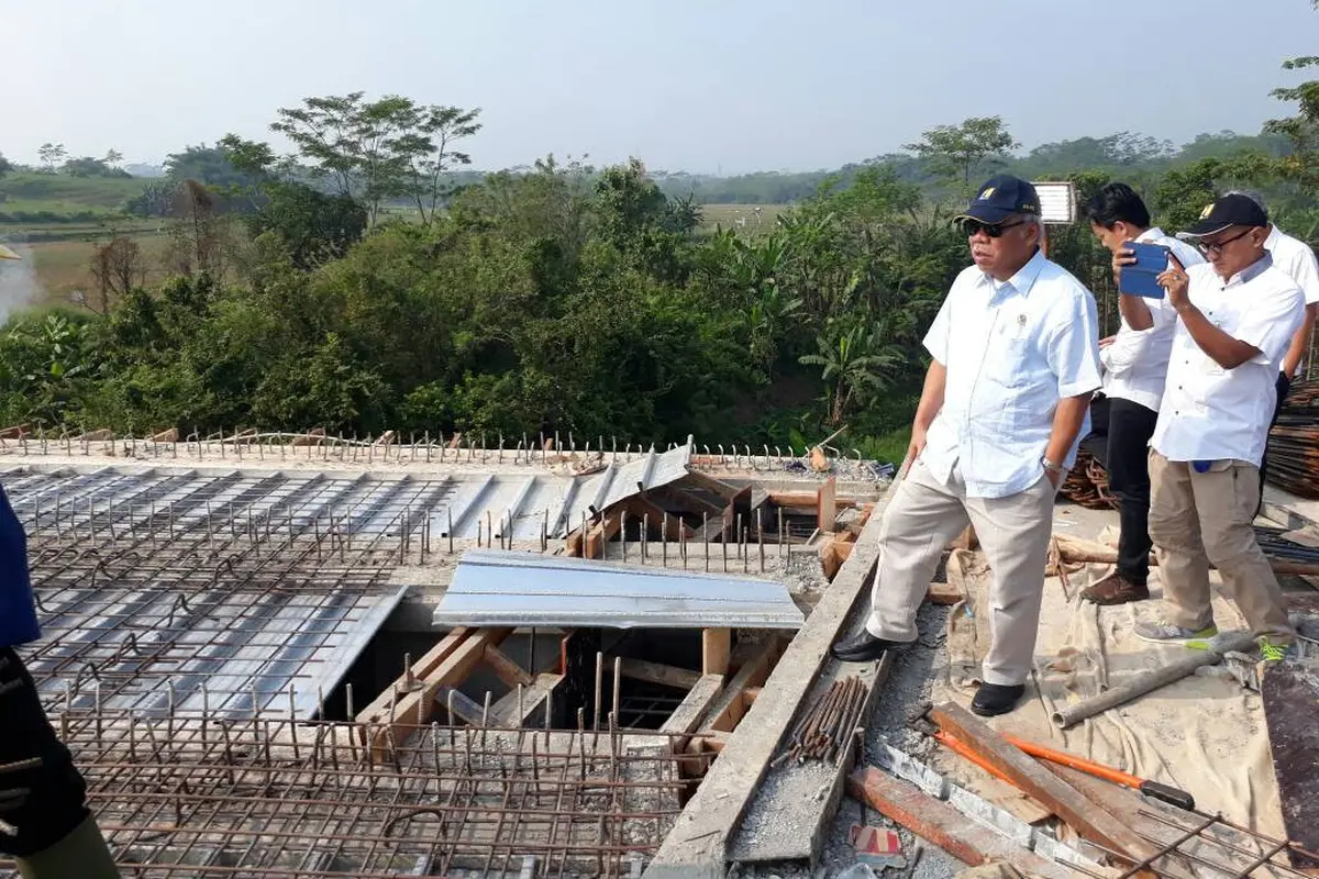 Menteri PUPR Basuki Hadimuljono mengecek kesiapan jalur mudik (Foto: Ilyas/Liputan6.com)