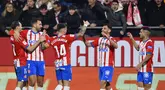 Kekerasan Girona berlanjut di Liga Spanyol 2023/2024.  Atletico Madrid menjadi korban terbaru tim pelatih Michel dengan kemenangan dramatis 4-3 pada laga ke-19 yang dimainkan di Stadion Montilivi, Girona, Kamis (4/1/2024) dini hari WIB.  Empat gol Girona dicetak oleh 4 pemain berbeda yakni Valery Fernandez (2'), Savio (26'), Daley Blind (39') dan Ivan Martin (90+1').  Sementara tiga gol Atletico Madrid tercipta berkat hat-trick Alvaro Morata (14', 44', dan 54').  Dengan hasil ini, Girona yang hanya kalah selisih gol berhasil menyamai Real Madrid di puncak klasemen dengan 48 poin.  (AFP/Pau Barrena)