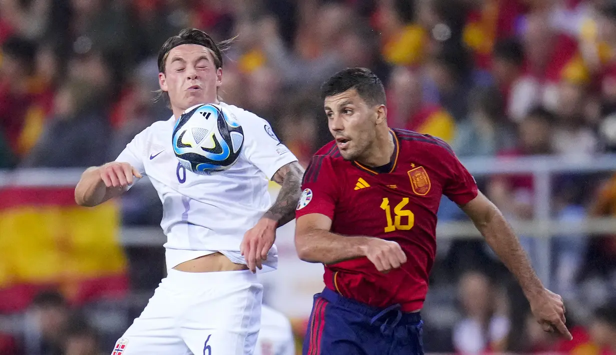 Pemain Spanyol, Rodri, berebut bola dengan pemain Norwegia, Patrick Berg pada laga pembuka Grup A Kualifikasi Euro 2024 di Estadio La Rosaleda, Malaga, Minggu (26/3/2023). SPanyol menang dengan skor 3-0. (AP Photo/Manu Fernandez)