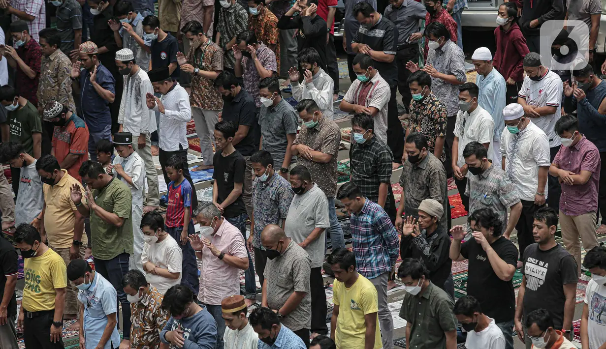 Warga melakukan Salat Jumat berjamaah di Masjid Cut Meutia, Jakarta, Jumat (11/3/2022). Majelis Ulama Indonesia (MUI) kini membolehkan jemaah untuk kembali merapatkan saf atau barisan saat shalat berjemaah di masjid. (Liputan6.com/Faizal Fanani)