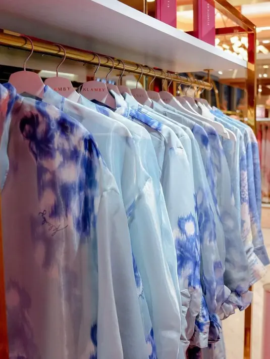 “Dengan kolaborasi pertama untuk kategori Apparel Klamby ini, aku sangat tertantang karena biasanya
koleksi yang kita keluarkan dengan warna soft dan neutral. Namun kali ini kita ingin mencoba sesuatu
yang baru untuk Klamby, dan kita mengajak Tantri Namirah berkolaborasi dengan style dia yang sangat Vibrant & Playful yang disatukan dengan Klamby. Harapan aku untuk customer Klamby akan suka dengan koleksi bersama Tantri Namirah ini yang sangat berbeda dari koleksi sebelumnya .” Ujar Nadine Gaus, selaku Founder dari Klamby. /Foto Foto dok Klamby.