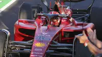 Charles Leclerc berhasil menjadi pemenang di GP Australia yang berlangsung di Sirkuit Albert Park, Melbourne, Minggu (10/04/2022) siang WIB. Hasil tersebut merupakan kemenangan kedua pebalap asal Monaco tersebut di Formula 1 2022. (AP/Asanka Brendon Ratnayake)