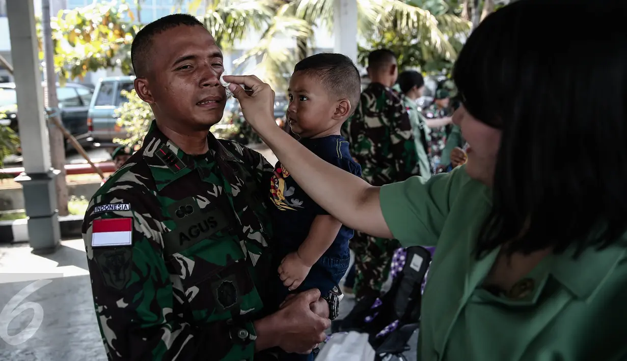 Kebersamaan personel TNI-AD dan keluarganya di Pelabuhan Kolinlamil, Jakarta, Senin (9/5). Sebanyak 450 personel TNI-AD dari Satgas Yonif Para Raider 330 inf 1 Kostrad dilepas untuk misi pengamanan perbatasan RI-PNG. (Liputan6.com/Faizal Fanani)