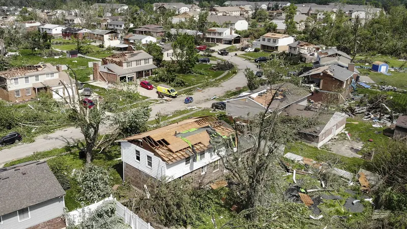 Tornado menghantam Ohio dan Indiana, Amerika Serikat pada Selasa 28 Mei 2019, menewaskan 1 orang, melukai 130 lainnya, dan menyebabkan rumah-rumah hancur. (AP PHOTO)