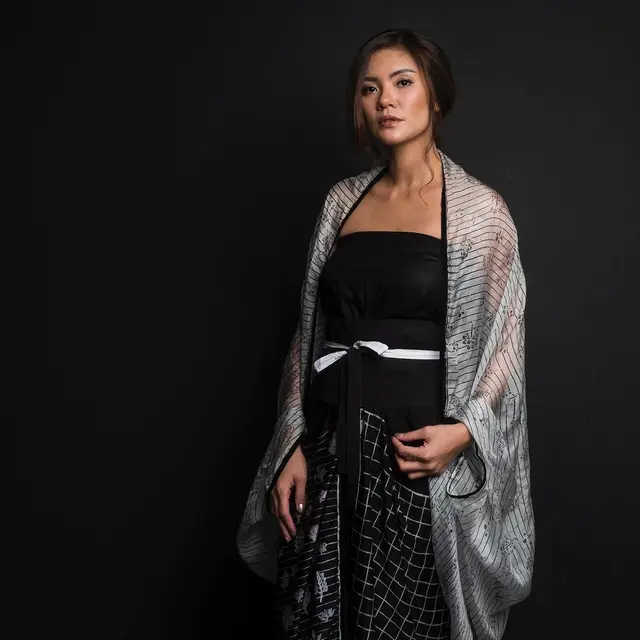 6 Gaya Awet Muda Aline Adita yang Tak Ragu Tunjukkan Body Goals di Usia 43 Tahun