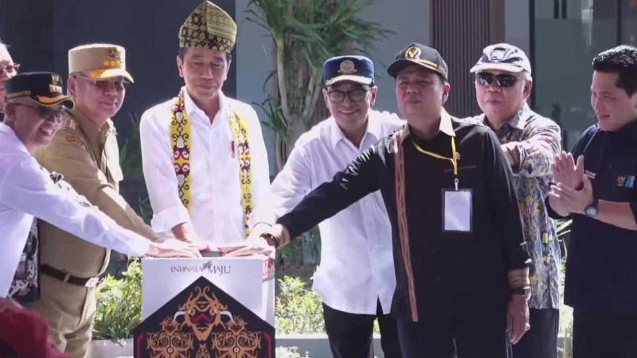 Setibanya di Bandara Singkawang, Kota Singkawang, Kalimantan Barat, Jokowi akan meninjau fasilitas dan meresmikan bandara tersebut.<br>