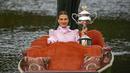 Aryna Sabalenka dari Belarusia berpose dengan trofi kejuaraan tenis Australia Open 2023 di atas gondola di Royal Botanic Garden di Melbourne (29/1/2023). Kemenangan ke-11 berturut-turut tahun ini juga membawa Sabalenka kembali ke peringkat kedua WTA di belakang Iga Swiatek dari Polandia. (AP Photo/Aaron Favila)