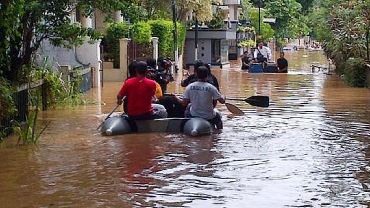 Kali Angke meluap, Jalan Kembangan Utara terendam banjir