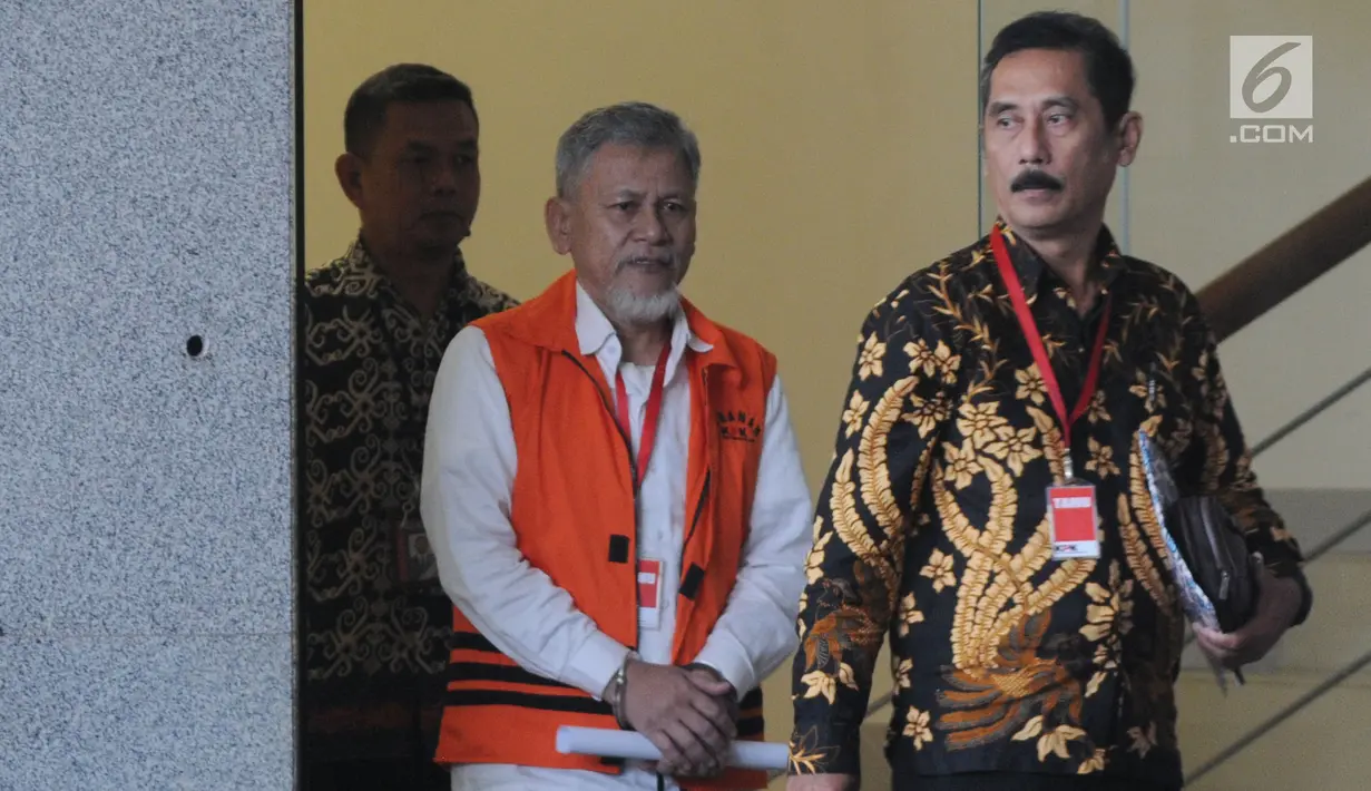 Ketua DPRD Kebumen, Cipto Waluyo (rompi oranye) menuju mobil tahanan seusai pemeriksaan di Gedung KPK, Jakarta, Jumat (24/5/2019). Cipto Waluyo diperiksa sebagai tersangka kasus dugaan suap pengurusan anggaran Dana Alokasi Khusus (DAK) pada perubahan APBN Kabupaten Kebumen. (merdeka.com/Dwi Narwoko)
