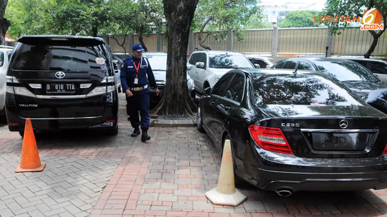 mobil-wawan-dprd-140211c.jpg