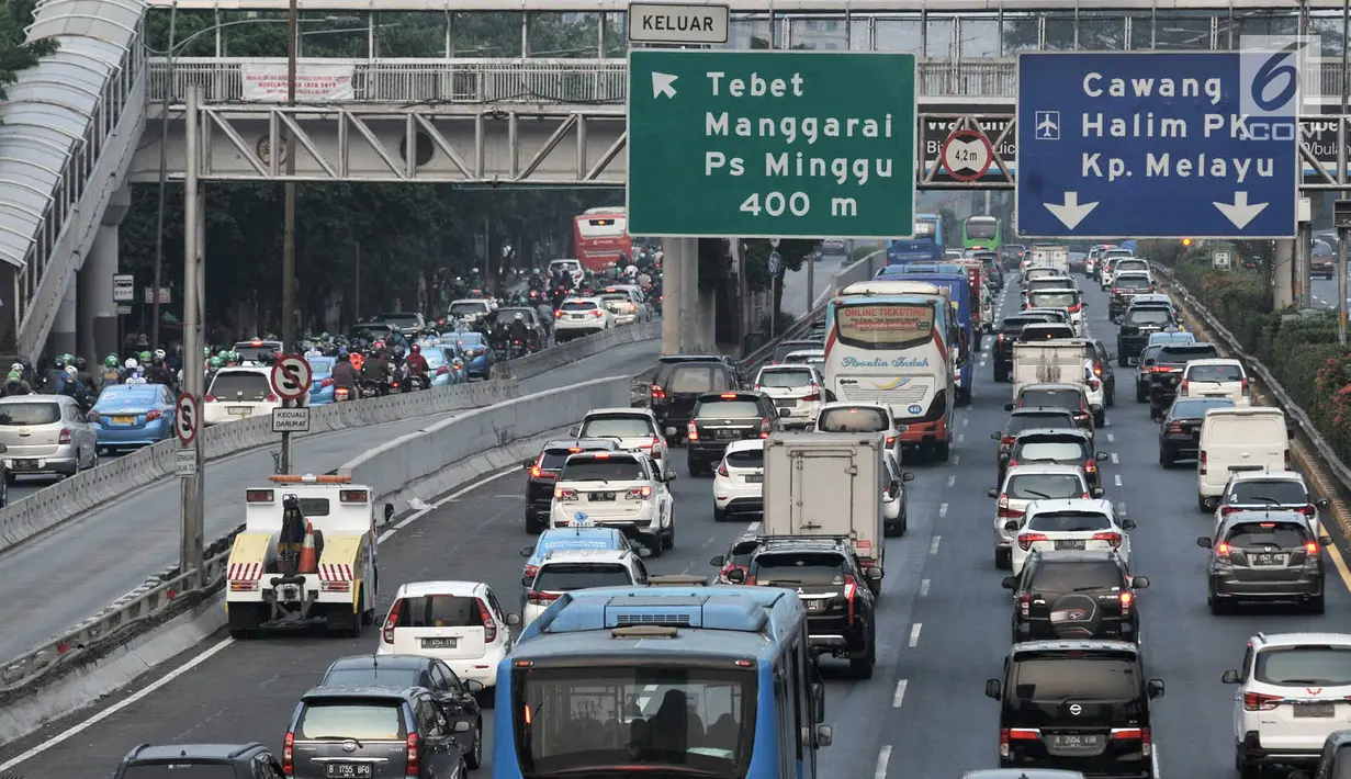 Kendaraan terjebak kemacetan di kawasan Gatot Subroto, Jakarta, Selasa (2/7/2019). Kerugian ekonomi akibat kemacetan Ibu Kota disebabkan sistem publik transportasi masih tertinggal jauh dibandingkan kebutuhan masyarakat untuk melakukan kegiatan ekonomi. (merdeka.com/Iqbal Nugroho)