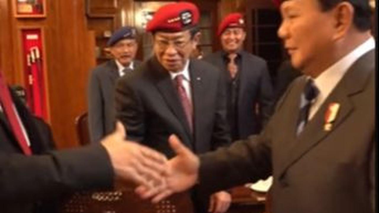Satu sosok yang mencuri perhatian adalah hadirnya mantan Panglima TNI Andika Perkasa di tengah para hadirin lain.