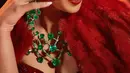 Isha Ambani dibalut gaun merah dan perhiasannya yang kontras menarik perhatian. Isha memilih anting, cincin, dan kalung dari zamrud hijau dengan ukuran yang tak main-main, namun terlihat serasi dengan warna merah outfitnya. [Foto: Instagram/davincicode7]