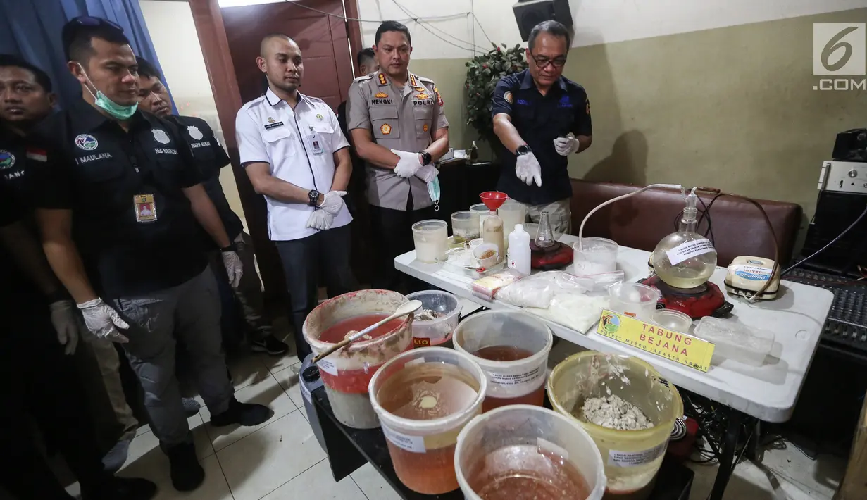 Kapolres Metro Jakarta Barat, Hengky Haryadi menunjukkan barang bukti bahan pembuat sabu di Perum Metland, Cipondoh, Tangerang, Rabu (8/8). Polisi menetapkan satu tersangka Antonius Wongso sebagai pembuat dan distribusi sabu. (Liputan6.com/Fery Pradolo)