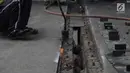 Para pekerja memperbaiki aspal di flyover Kemayoran yang mengalami kerenggangan, Jakarta, Sabtu (5/1). Hal itu disebabkan rusaknya sambungan celah sambungan alias expansion joint. (Merdeka.com/Imam Buhori)