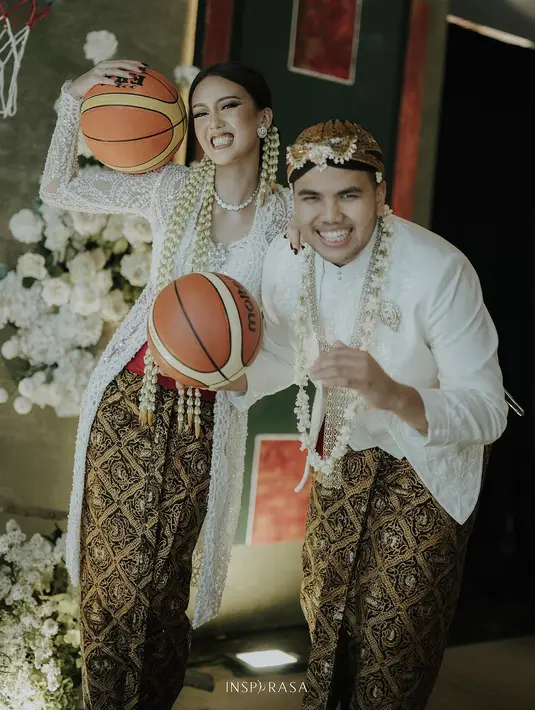 Nabila Sudiro resmi dipersunting oleh kekasihnya, Ivan Lubis pada Minggu (25/8) kemarin. Akad nikah berlangsung khidmat mengusung adat Jawa di kawasan Mega Kuningan, Jakarta Selatan.  [@t_orasudi_ro].