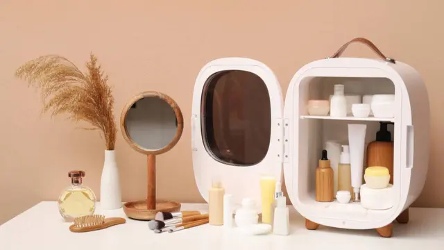 Ilustrasi rak skincare estetik.