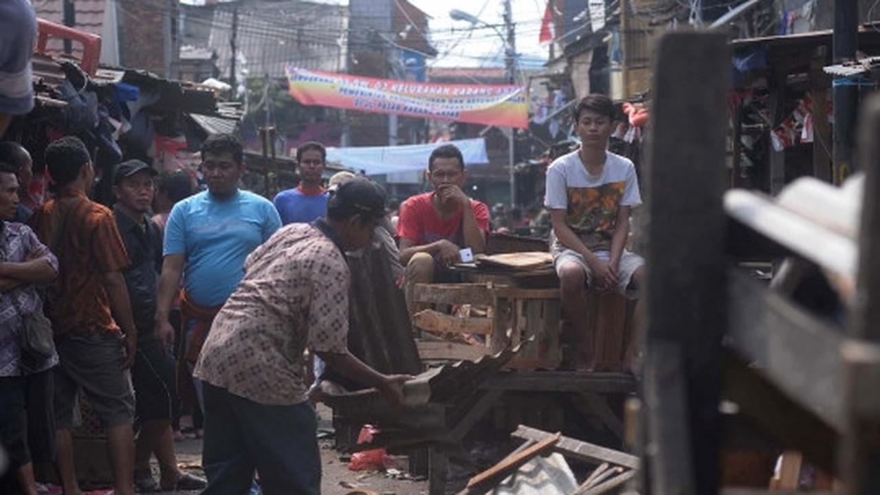 Tanggulangi banjir, 216 lapak di Pasar Karang Anyar dibongkar