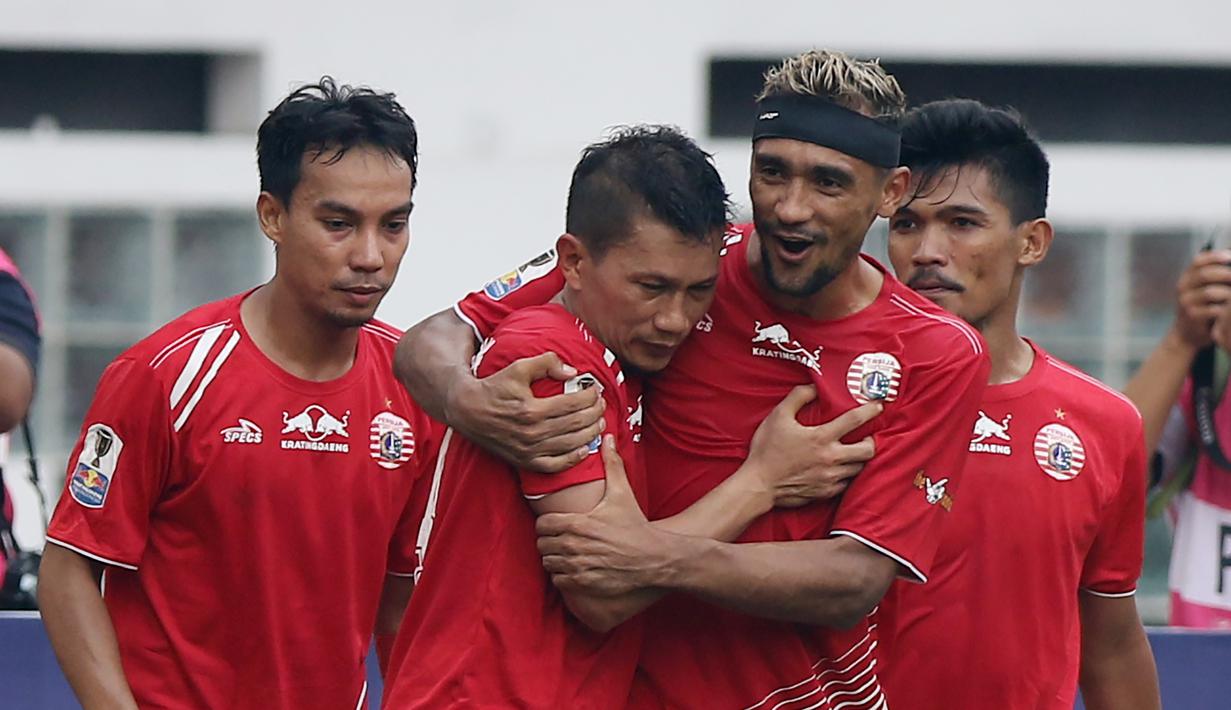 Para pemain Persija Jakarta merayakan gol yang dicetak oleh Ismed Sofyan, ke gawang Bali United pada laga Piala Indonesia 2019 di Stadion Wibawa Mukti, Minggu (5/5). Persija menang 1-0 atas Bali United. (Bola.com/M Iqbal Ichsan)