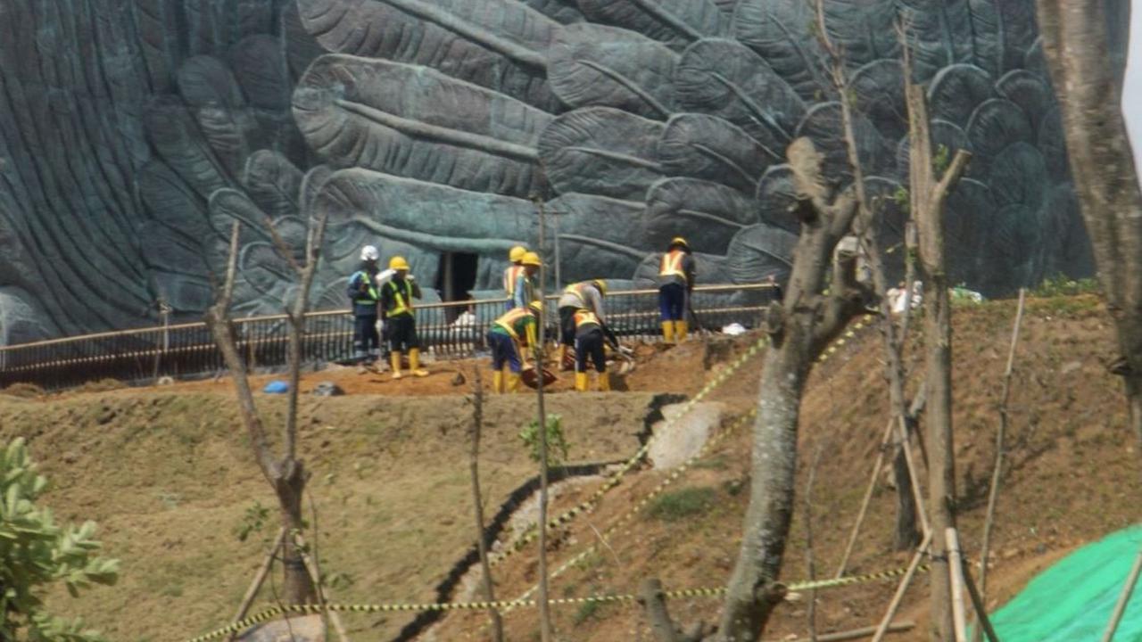 Seperti monumen yang terlihat ini di lokasi pembangunan calon ibu kota negara kepulauan (IKN) di Penajam Paser Utara, Kalimantan Timur yang tampak sudah selesai dibangun. Foto: STR / AFP