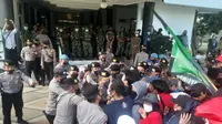 Saling dorong demonstran dengan polisi di Tuban. (Adirin/Liputan6.com).