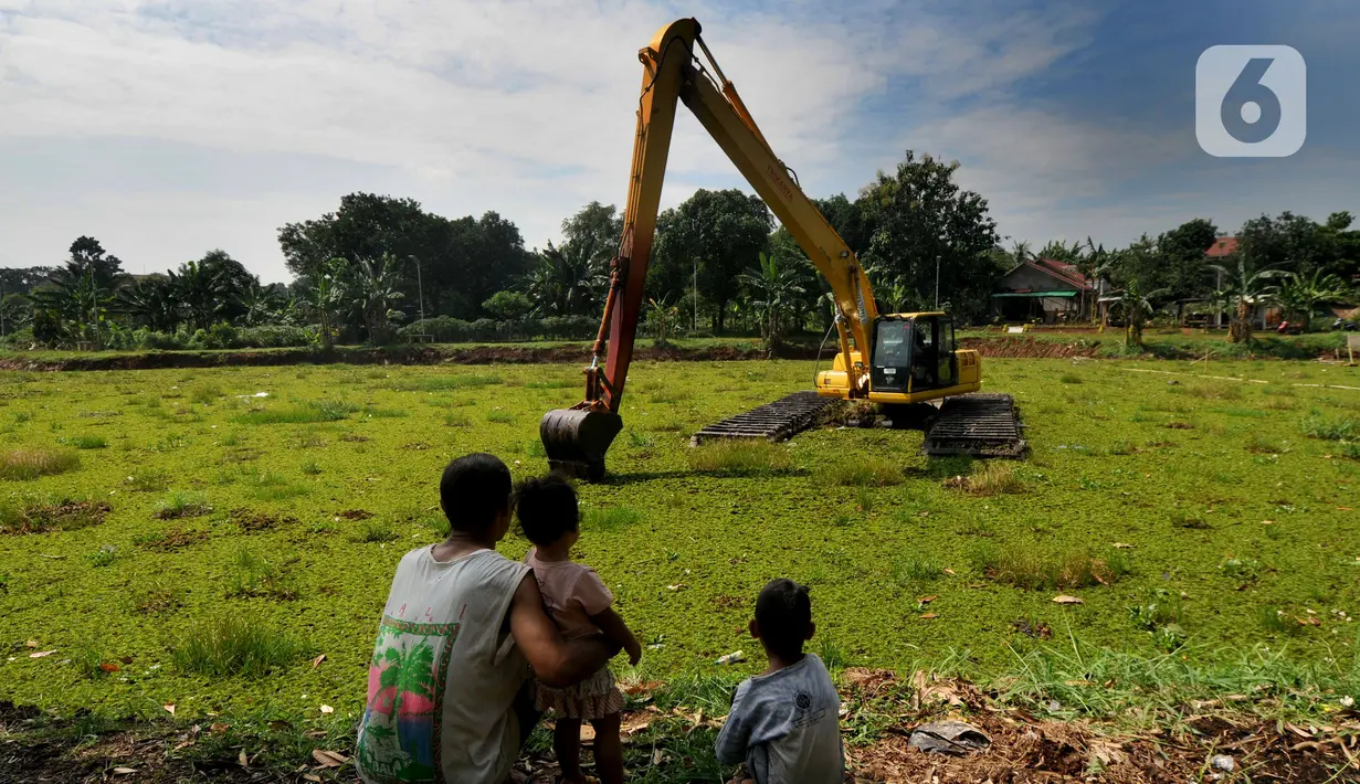 Warga berada di Situ Tujuh Muara yang dipenuhi gulma di Depok, Jawa Barat, Senin (20/9/2021). Situ Tujuh Muara yang awalnya luasnya 30 hektar kini menyusut 24 hektar dengan sebagian sisinya dipenuhi tanaman gulma dan endapan lumpur. (merdeka.com/Arie Basuki)