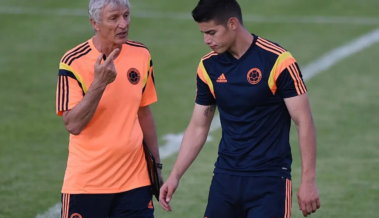 Pelatih Timnas Kolombia, Jose Pekerman (kanan) berbincang dengan James Rodriguez disela-sela sesi latihan di Universitas Fortaleza, (3/7/2014). (AFP PHOTO/Eitan Abramovich)