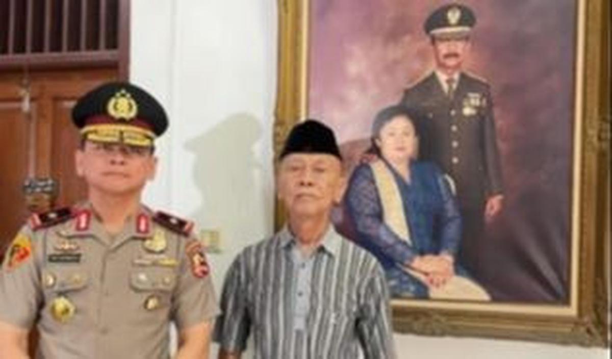 Hal itu terungkap dari sebuah foto yang dipajang pada dinding.
