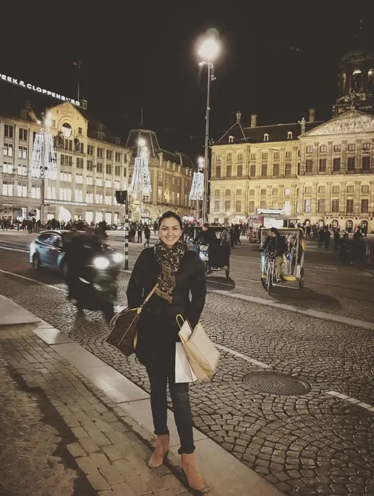 Seperti saat liburan di luar negeri ini. Donna mengenakan baju hangay dan memadukannya dengan scarf di lehar. Selain itu, ia juga memakai sepatu boots berwarna cokelat yang pastinya membuatnya sangat kece. (Instagram/dagnesia)