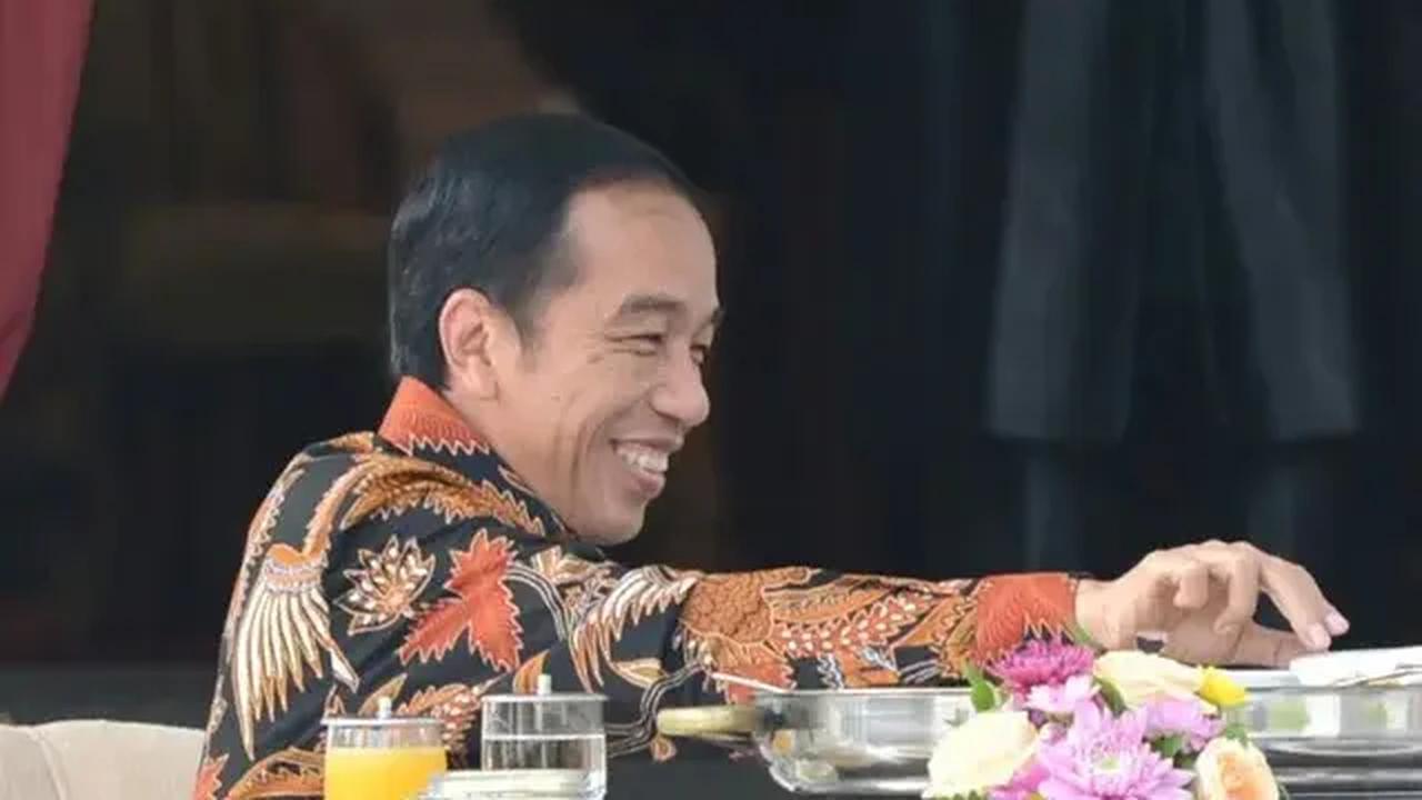 Jokowi menyampaikan komitmen pemerintah untuk memperbaiki dan mempercepat perbaikan jalan rusak. Khususnya, jalan-jalan provinsi, kabupaten, kota di seluruh Indonesia.