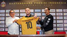 Pemain Belgia berdarah Indonesia, Radja Nainggolan (tengah) dikenalkan sebagai rekrutan baru Bhayangkara FC untuk putaran kedua BRI Liga 1 2023/2024 oleh Chief Opertaing Officer (COO) Bhayangkara FC, Sumardji (kiri), dan Direktur Utama Bhayangkara FC, Agus Rumekso Carel yang berlangsung di Ruang Konferensi Pers Stadion Utama Gelora Bung Karno (SUGBK), Senayan, Jakarta, Senin (04/12/2023). (Bola.com/Bagaskara Lauardi)