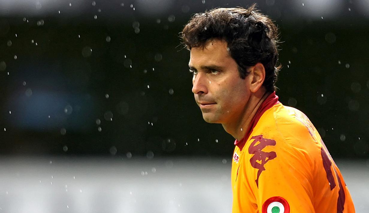 Artur Moraes. Kiper yang kini berusia 41 tahun dan telah pensiun pada Agustus 2018 bersama Desportivo Aves ini menjadi kiper ketiga asal Brasil yang pernah memperkuat AS Roma. Ia didatangkan AS Roma dari Siena pada awal musim 2008/2009 dengan nilai transfer 750 ribu euro atau kini setara Rp11 miliar untuk melapis Alexander Doni dan Julio Sergio. Bersama AS Roma ia hanya bertahan selama dua musim dan hanya tampil sebanyak 18 kali di semua ajang dengan torehan 4 kali clean sheet dan kebobolan 29 gol. Pada awal musim 2010/2011 ia hijrah ke Braga. (AFP/Marco Bertorello)