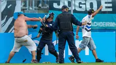 Laga Gremio kontra Palmeiras di Liga Brasil harus tercoreng lantaran kerusuhan yang didalangi oleh suporter tuan rumah yang kecewa timnya kalah. (AFP/Raul Pereira)