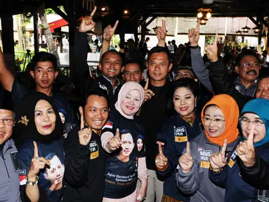 Cagub DKI Jakarta, Agus Harimurti Yudhoyono (AHY- tengah) berfoto bersama sebagian anggota DPD RI usai pertemuan di Jakarta, Selasa (24/1). Selain bertemu, AHY juga menyimak masukan dari para anggota DPD RI tersebut. (Liputan6.com/Helmi Fithriansyah)