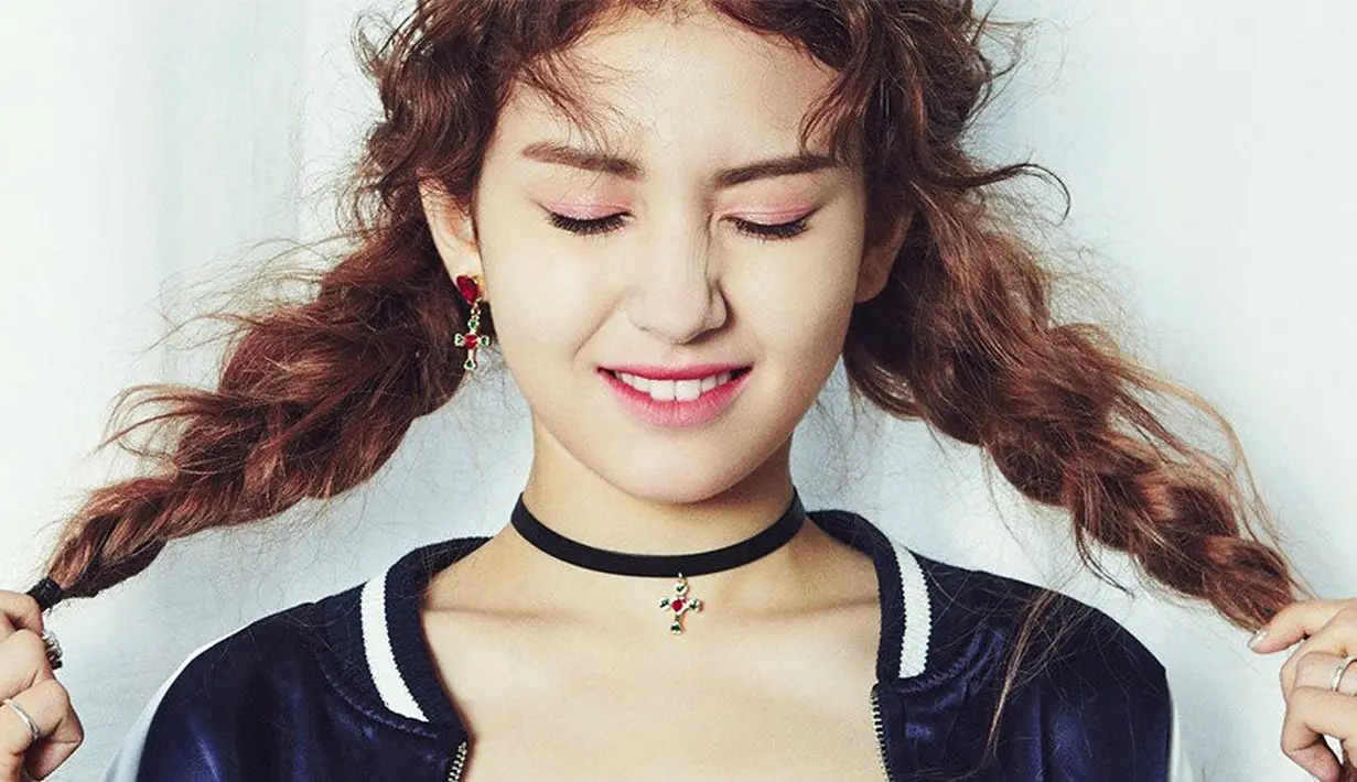 Sebelumnya Somi terlihat bersama dengan Shin Ryujin. Hal itu membuat netizen berspekulasi keduanya akan debut sebagi girl group. (Allkpop)