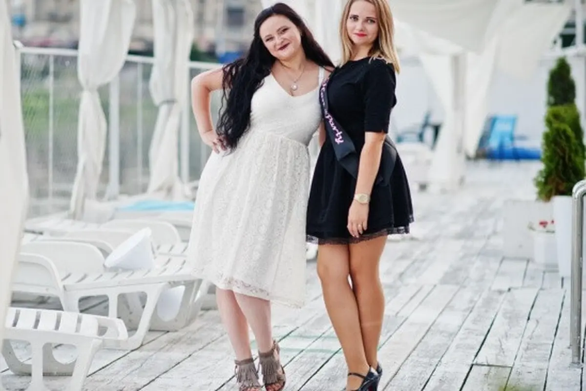 Model Dress Brokat untuk Orang Plus Size dan Tidak Terlalu Tinggi (Credit: ASphotofamily/Freepik)