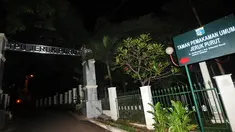 TPU Jeruk Purut sudah ada pada zaman penjajahan Belanda. Konon ada hantu pastur pada zaman Belanda yang berjalan sambil memegang kepalanya yang terpenggal. (Istimewa)