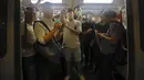 Para pengunjuk rasa mengenakan masker berada di kereta bawah tanah di Hong Kong, Selasa (30/7/2019). Para pengunjuk rasa telah mengganggu layanan kereta bawah tanah pada pagi hari perjalanan dengan menghalangi pintu-pintu masuk kereta dan mencegah mereka meninggalkan stasiun. (AP Photo/Vincent Yu)